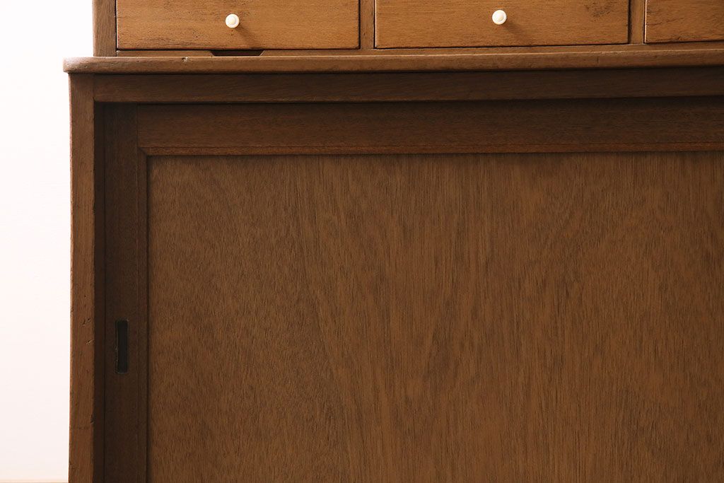 キャビネットをリペア&カスタム!ガラスをゆらゆらガラスへ入れ替え。欠損した取っ手を取り付け。棚はセパレートさせ、可動式の棚板を設置。塗装を剥離し明るい色味に着色し仕上げ。(収納棚、引き出し)