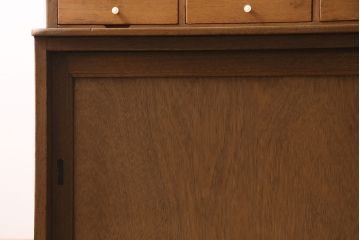 キャビネットをリペア&カスタム!ガラスをゆらゆらガラスへ入れ替え。欠損した取っ手を取り付け。棚はセパレートさせ、可動式の棚板を設置。塗装を剥離し明るい色味に着色し仕上げ。(収納棚、引き出し)