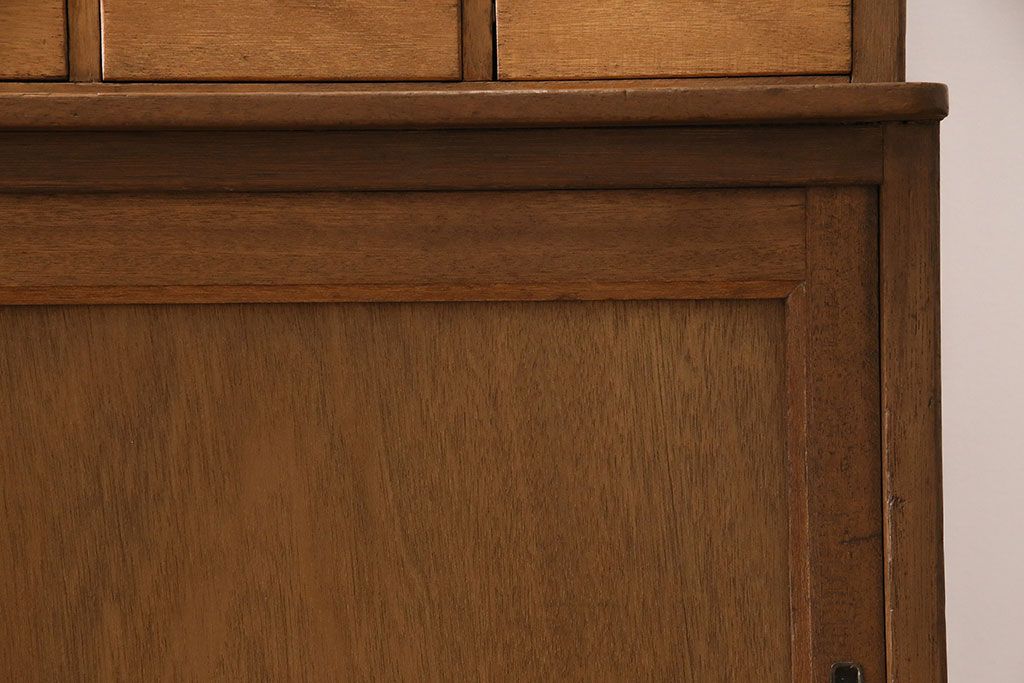 キャビネットをリペア&カスタム!ガラスをゆらゆらガラスへ入れ替え。欠損した取っ手を取り付け。棚はセパレートさせ、可動式の棚板を設置。塗装を剥離し明るい色味に着色し仕上げ。(収納棚、引き出し)