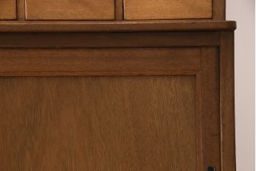 キャビネットをリペア&カスタム!ガラスをゆらゆらガラスへ入れ替え。欠損した取っ手を取り付け。棚はセパレートさせ、可動式の棚板を設置。塗装を剥離し明るい色味に着色し仕上げ。(収納棚、引き出し)