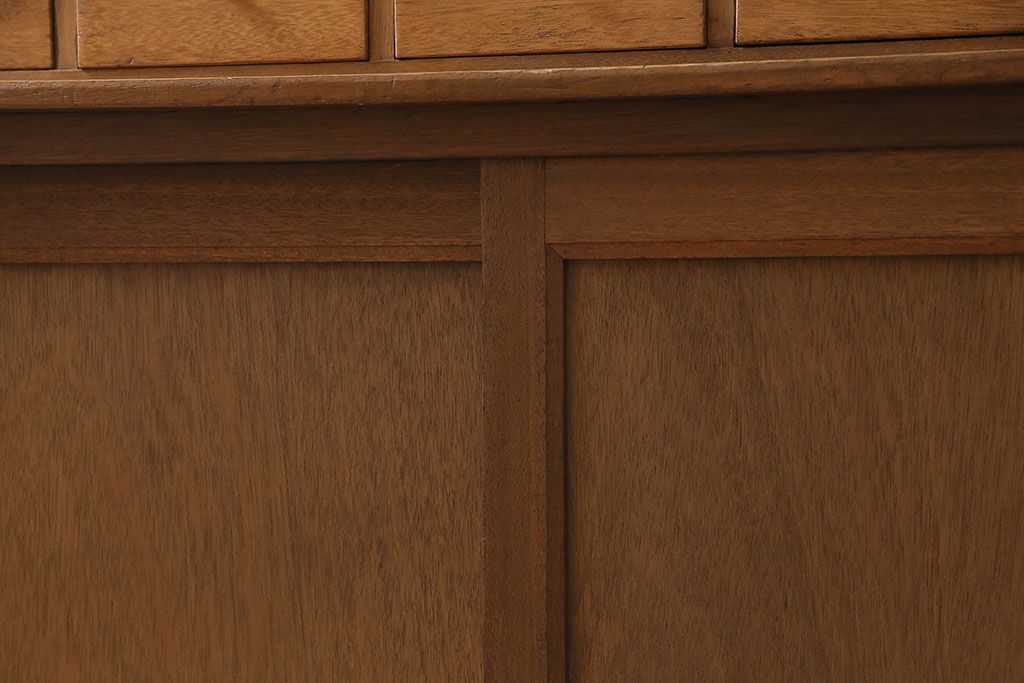 キャビネットをリペア&カスタム!ガラスをゆらゆらガラスへ入れ替え。欠損した取っ手を取り付け。棚はセパレートさせ、可動式の棚板を設置。塗装を剥離し明るい色味に着色し仕上げ。(収納棚、引き出し)