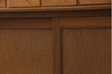 キャビネットをリペア&カスタム!ガラスをゆらゆらガラスへ入れ替え。欠損した取っ手を取り付け。棚はセパレートさせ、可動式の棚板を設置。塗装を剥離し明るい色味に着色し仕上げ。(収納棚、引き出し)