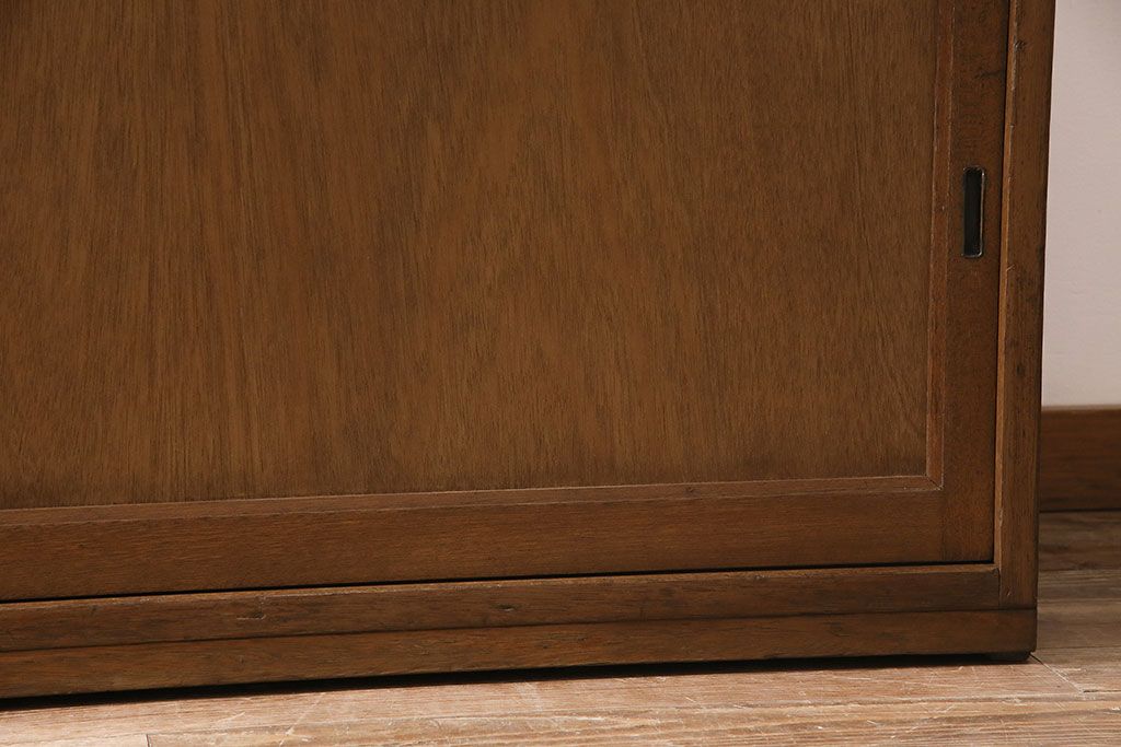 キャビネットをリペア&カスタム!ガラスをゆらゆらガラスへ入れ替え。欠損した取っ手を取り付け。棚はセパレートさせ、可動式の棚板を設置。塗装を剥離し明るい色味に着色し仕上げ。(収納棚、引き出し)