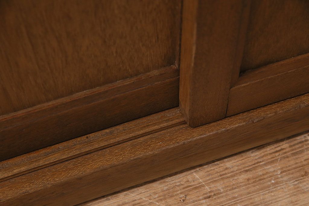 キャビネットをリペア&カスタム!ガラスをゆらゆらガラスへ入れ替え。欠損した取っ手を取り付け。棚はセパレートさせ、可動式の棚板を設置。塗装を剥離し明るい色味に着色し仕上げ。(収納棚、引き出し)