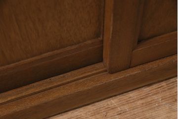 キャビネットをリペア&カスタム!ガラスをゆらゆらガラスへ入れ替え。欠損した取っ手を取り付け。棚はセパレートさせ、可動式の棚板を設置。塗装を剥離し明るい色味に着色し仕上げ。(収納棚、引き出し)