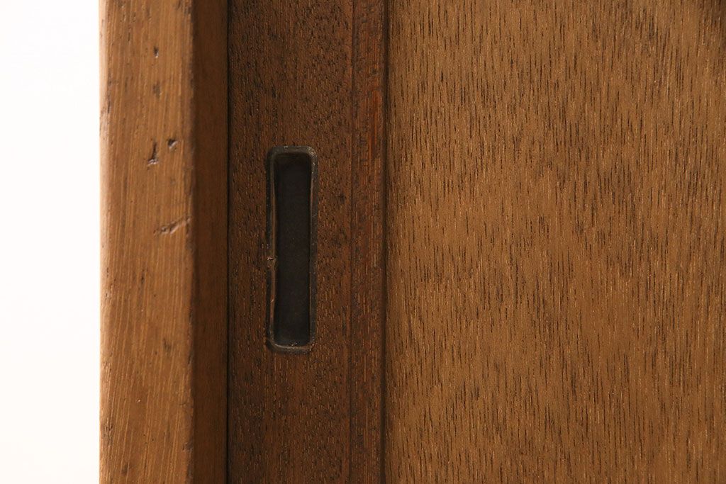 キャビネットをリペア&カスタム!ガラスをゆらゆらガラスへ入れ替え。欠損した取っ手を取り付け。棚はセパレートさせ、可動式の棚板を設置。塗装を剥離し明るい色味に着色し仕上げ。(収納棚、引き出し)