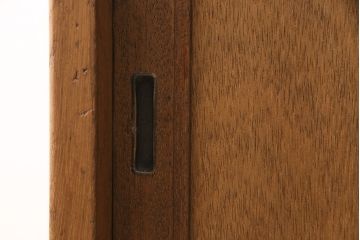 キャビネットをリペア&カスタム!ガラスをゆらゆらガラスへ入れ替え。欠損した取っ手を取り付け。棚はセパレートさせ、可動式の棚板を設置。塗装を剥離し明るい色味に着色し仕上げ。(収納棚、引き出し)