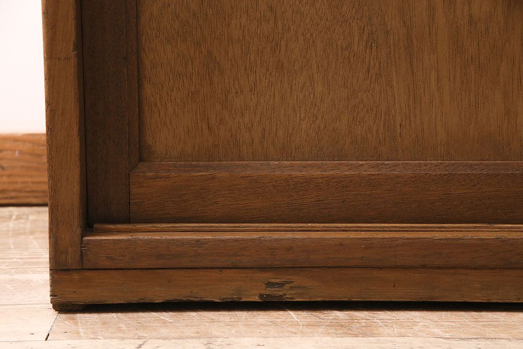 キャビネットをリペア&カスタム!ガラスをゆらゆらガラスへ入れ替え。欠損した取っ手を取り付け。棚はセパレートさせ、可動式の棚板を設置。塗装を剥離し明るい色味に着色し仕上げ。(収納棚、引き出し)