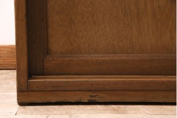 キャビネットをリペア&カスタム!ガラスをゆらゆらガラスへ入れ替え。欠損した取っ手を取り付け。棚はセパレートさせ、可動式の棚板を設置。塗装を剥離し明るい色味に着色し仕上げ。(収納棚、引き出し)