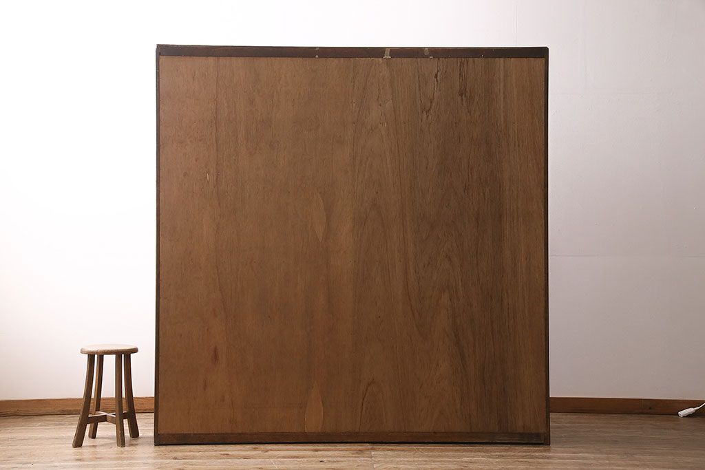 キャビネットをリペア&カスタム!ガラスをゆらゆらガラスへ入れ替え。欠損した取っ手を取り付け。棚はセパレートさせ、可動式の棚板を設置。塗装を剥離し明るい色味に着色し仕上げ。(収納棚、引き出し)