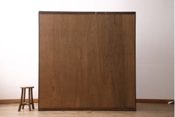 キャビネットをリペア&カスタム!ガラスをゆらゆらガラスへ入れ替え。欠損した取っ手を取り付け。棚はセパレートさせ、可動式の棚板を設置。塗装を剥離し明るい色味に着色し仕上げ。(収納棚、引き出し)