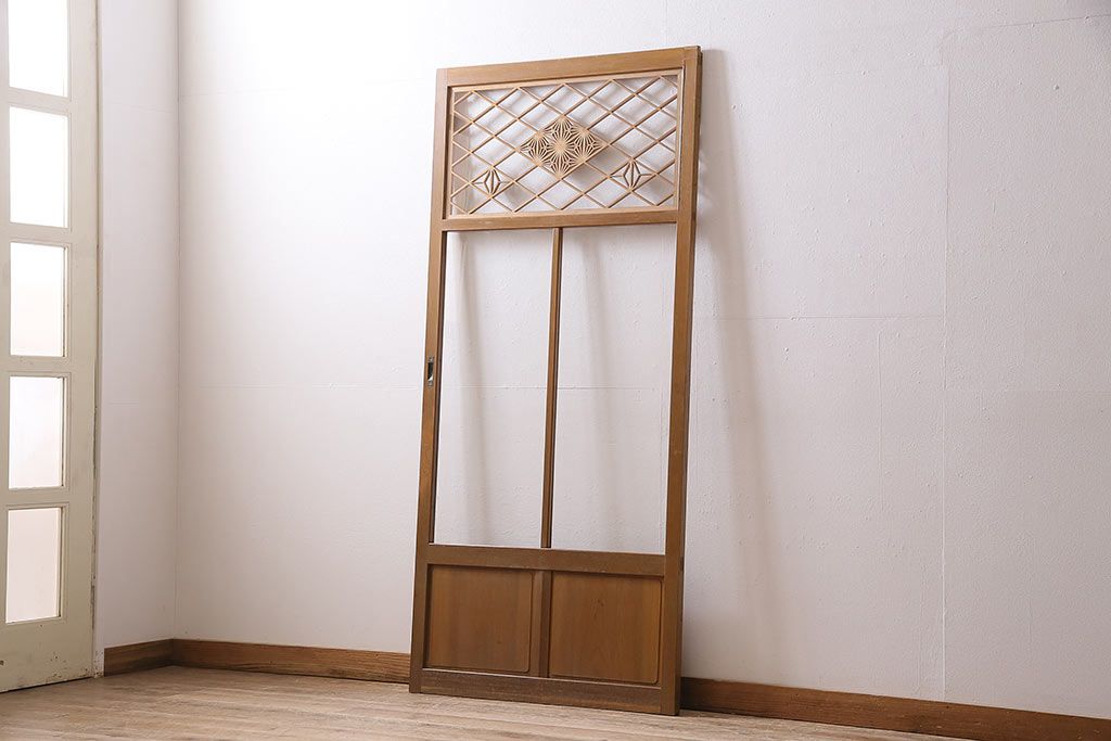 組子入りガラス戸をリペア&カスタム!設置場所に合わせてリサイズ。引手の移設。戸車を取り付け。1トーン落ち着いた色味に着色し仕上げ。(引き戸、建具)