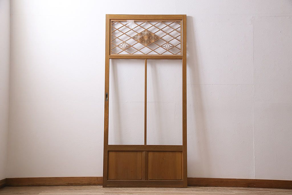 組子入りガラス戸をリペア&カスタム!設置場所に合わせてリサイズ。引手の移設。戸車を取り付け。1トーン落ち着いた色味に着色し仕上げ。(引き戸、建具)