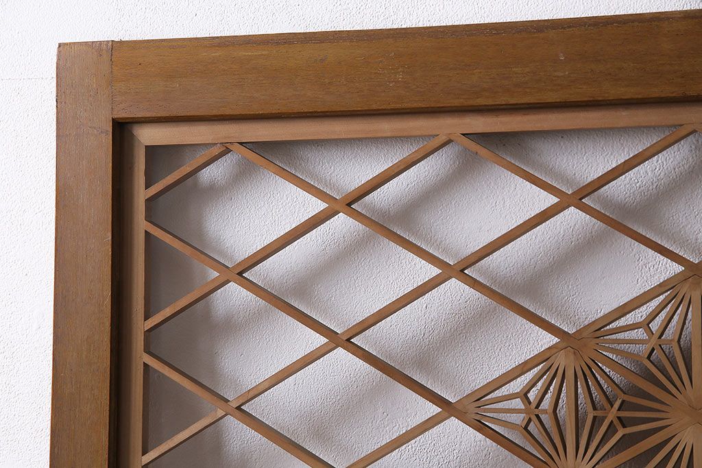 組子入りガラス戸をリペア&カスタム!設置場所に合わせてリサイズ。引手の移設。戸車を取り付け。1トーン落ち着いた色味に着色し仕上げ。(引き戸、建具)