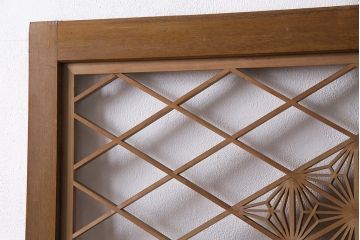 組子入りガラス戸をリペア&カスタム!設置場所に合わせてリサイズ。引手の移設。戸車を取り付け。1トーン落ち着いた色味に着色し仕上げ。(引き戸、建具)