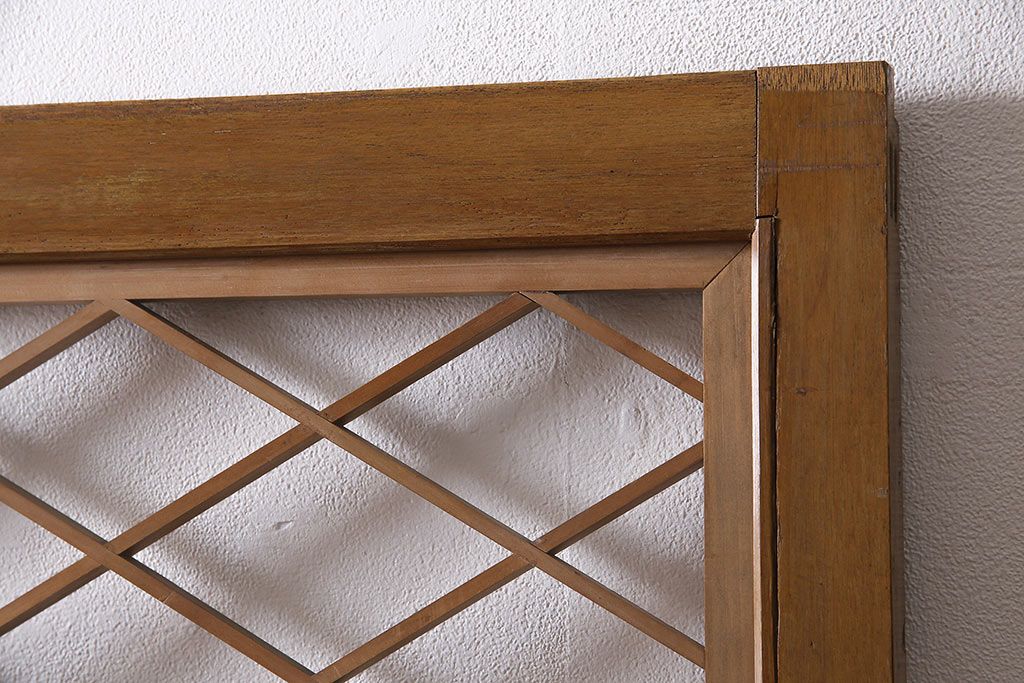 組子入りガラス戸をリペア&カスタム!設置場所に合わせてリサイズ。引手の移設。戸車を取り付け。1トーン落ち着いた色味に着色し仕上げ。(引き戸、建具)