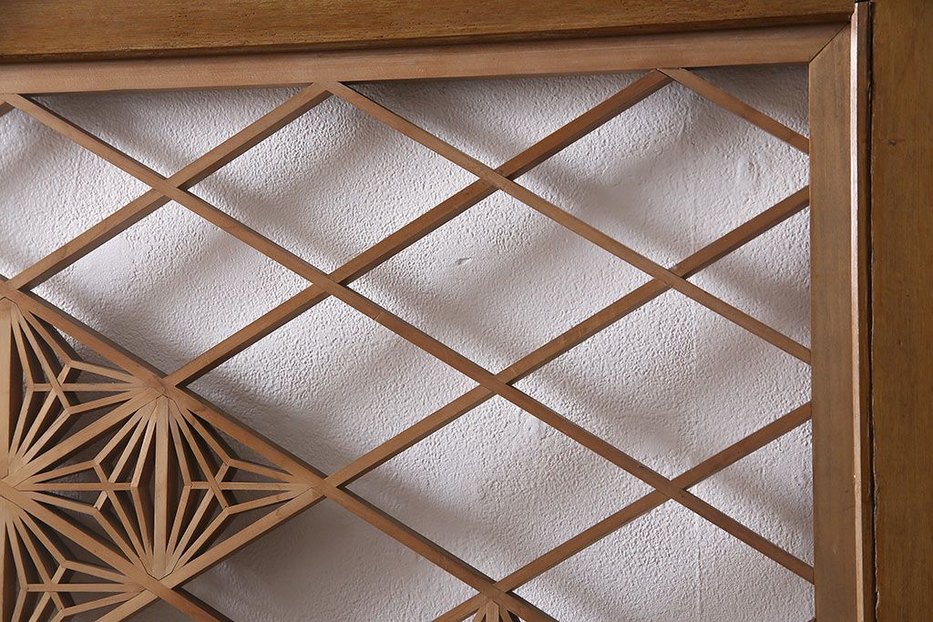 組子入りガラス戸をリペア&カスタム!設置場所に合わせてリサイズ。引手の移設。戸車を取り付け。1トーン落ち着いた色味に着色し仕上げ。(引き戸、建具)