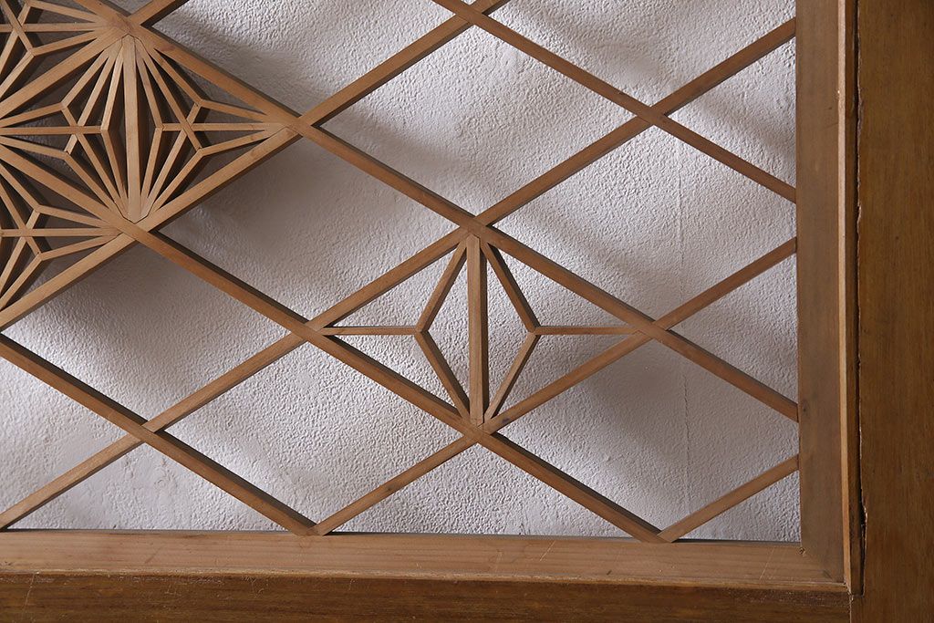 組子入りガラス戸をリペア&カスタム!設置場所に合わせてリサイズ。引手の移設。戸車を取り付け。1トーン落ち着いた色味に着色し仕上げ。(引き戸、建具)