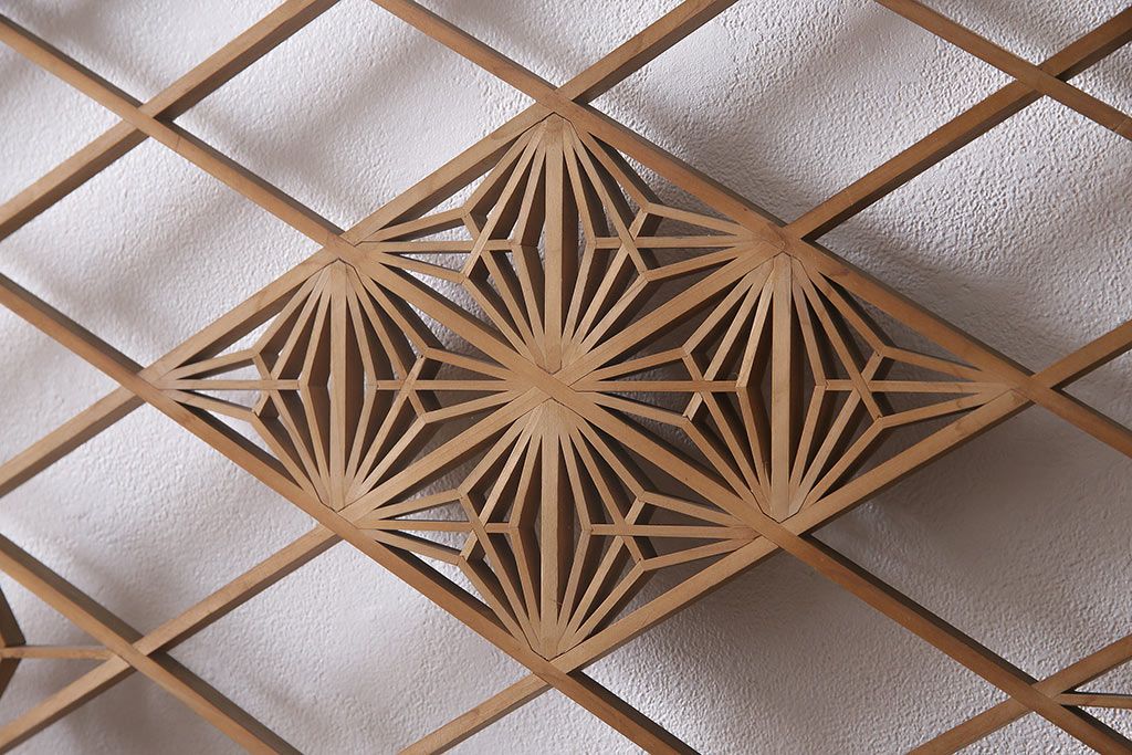 組子入りガラス戸をリペア&カスタム!設置場所に合わせてリサイズ。引手の移設。戸車を取り付け。1トーン落ち着いた色味に着色し仕上げ。(引き戸、建具)