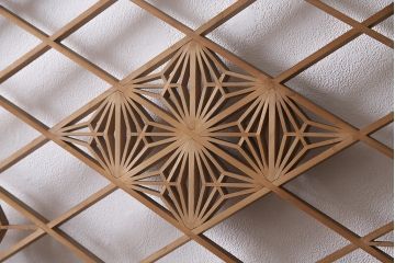 組子入りガラス戸をリペア&カスタム!設置場所に合わせてリサイズ。引手の移設。戸車を取り付け。1トーン落ち着いた色味に着色し仕上げ。(引き戸、建具)