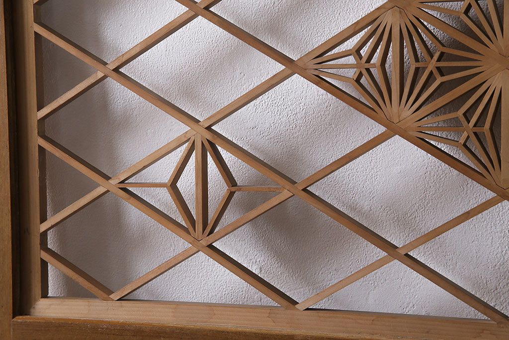 組子入りガラス戸をリペア&カスタム!設置場所に合わせてリサイズ。引手の移設。戸車を取り付け。1トーン落ち着いた色味に着色し仕上げ。(引き戸、建具)