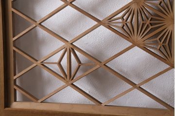 組子入りガラス戸をリペア&カスタム!設置場所に合わせてリサイズ。引手の移設。戸車を取り付け。1トーン落ち着いた色味に着色し仕上げ。(引き戸、建具)