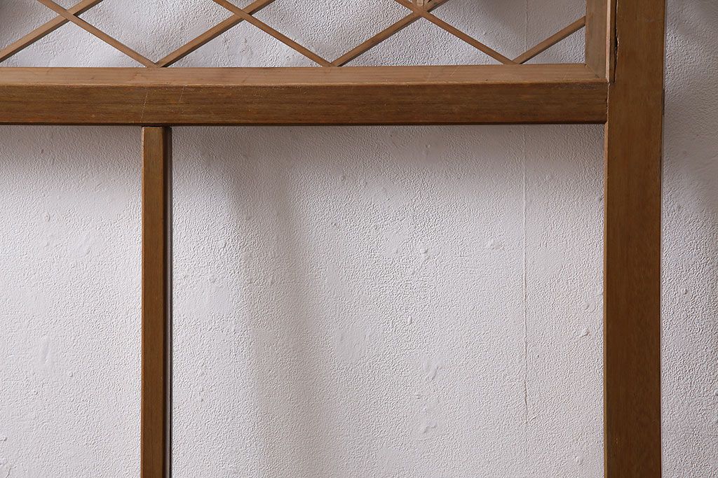 組子入りガラス戸をリペア&カスタム!設置場所に合わせてリサイズ。引手の移設。戸車を取り付け。1トーン落ち着いた色味に着色し仕上げ。(引き戸、建具)