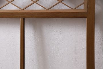 組子入りガラス戸をリペア&カスタム!設置場所に合わせてリサイズ。引手の移設。戸車を取り付け。1トーン落ち着いた色味に着色し仕上げ。(引き戸、建具)