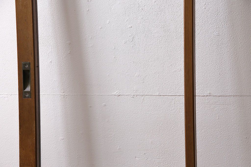 組子入りガラス戸をリペア&カスタム!設置場所に合わせてリサイズ。引手の移設。戸車を取り付け。1トーン落ち着いた色味に着色し仕上げ。(引き戸、建具)