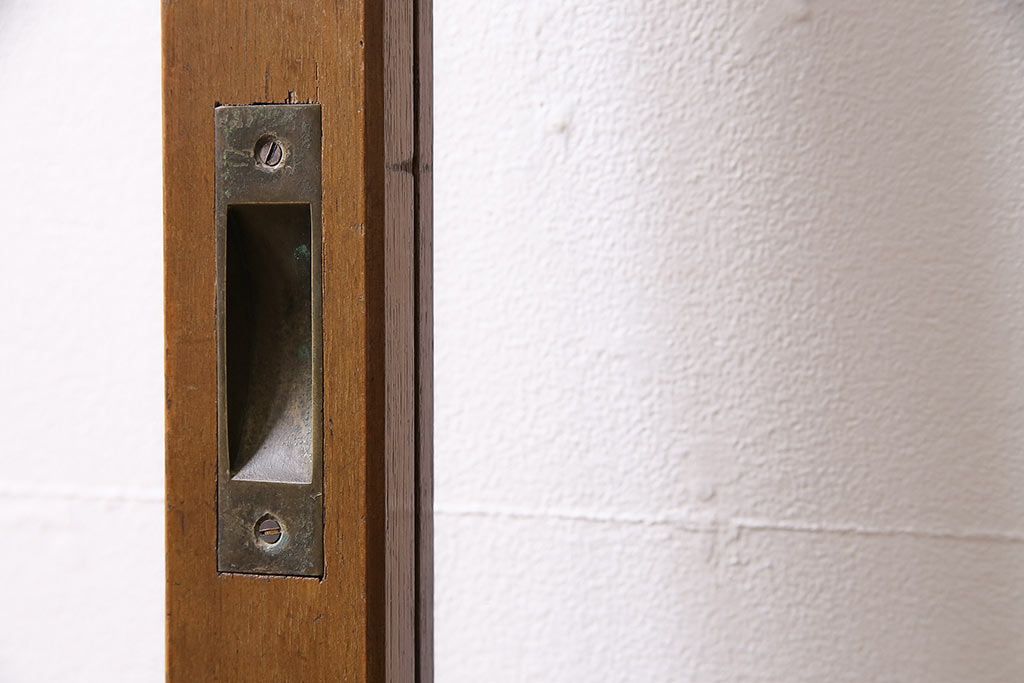 組子入りガラス戸をリペア&カスタム!設置場所に合わせてリサイズ。引手の移設。戸車を取り付け。1トーン落ち着いた色味に着色し仕上げ。(引き戸、建具)