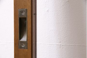 組子入りガラス戸をリペア&カスタム!設置場所に合わせてリサイズ。引手の移設。戸車を取り付け。1トーン落ち着いた色味に着色し仕上げ。(引き戸、建具)