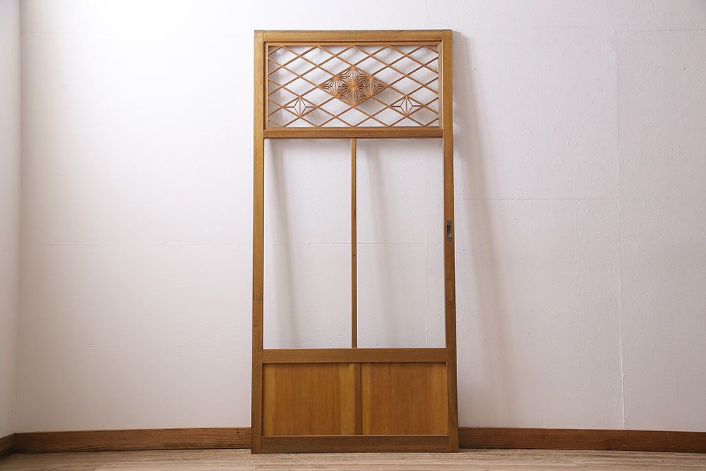 組子入りガラス戸をリペア&カスタム!設置場所に合わせてリサイズ。引手の移設。戸車を取り付け。1トーン落ち着いた色味に着色し仕上げ。(引き戸、建具)