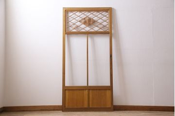 組子入りガラス戸をリペア&カスタム!設置場所に合わせてリサイズ。引手の移設。戸車を取り付け。1トーン落ち着いた色味に着色し仕上げ。(引き戸、建具)