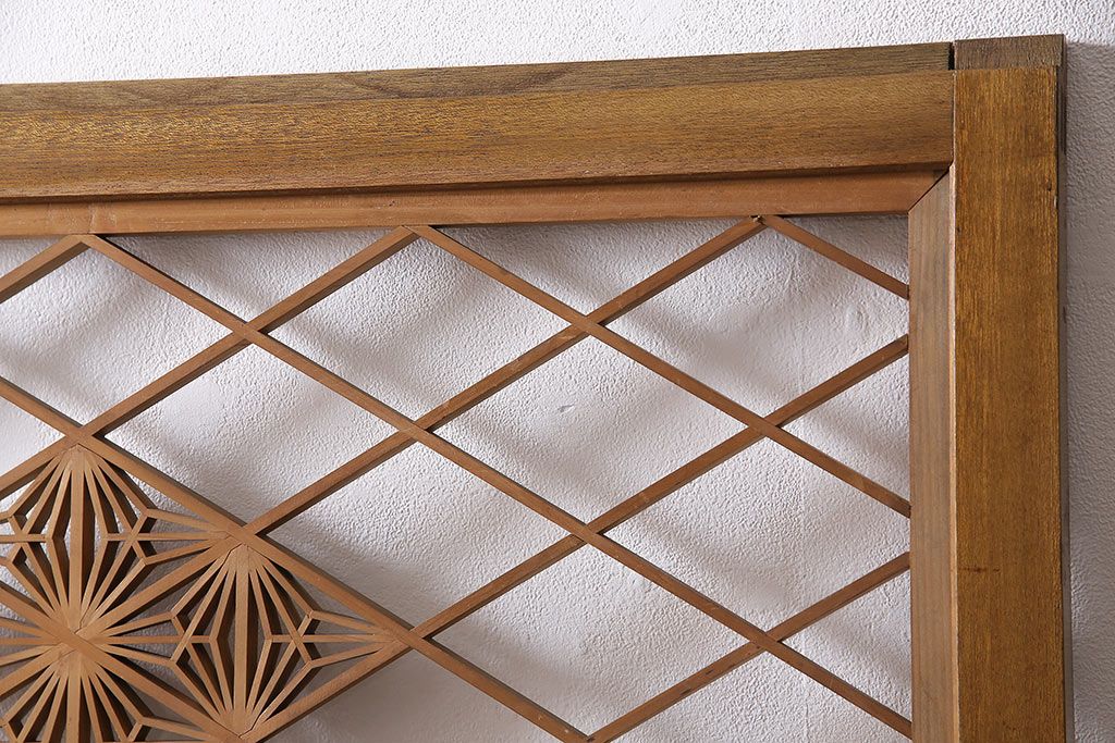 組子入りガラス戸をリペア&カスタム!設置場所に合わせてリサイズ。引手の移設。戸車を取り付け。1トーン落ち着いた色味に着色し仕上げ。(引き戸、建具)