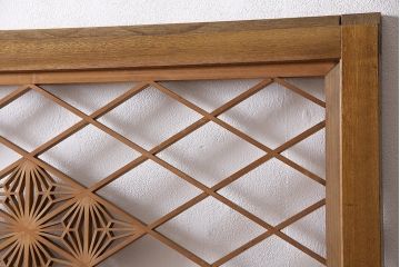 組子入りガラス戸をリペア&カスタム!設置場所に合わせてリサイズ。引手の移設。戸車を取り付け。1トーン落ち着いた色味に着色し仕上げ。(引き戸、建具)