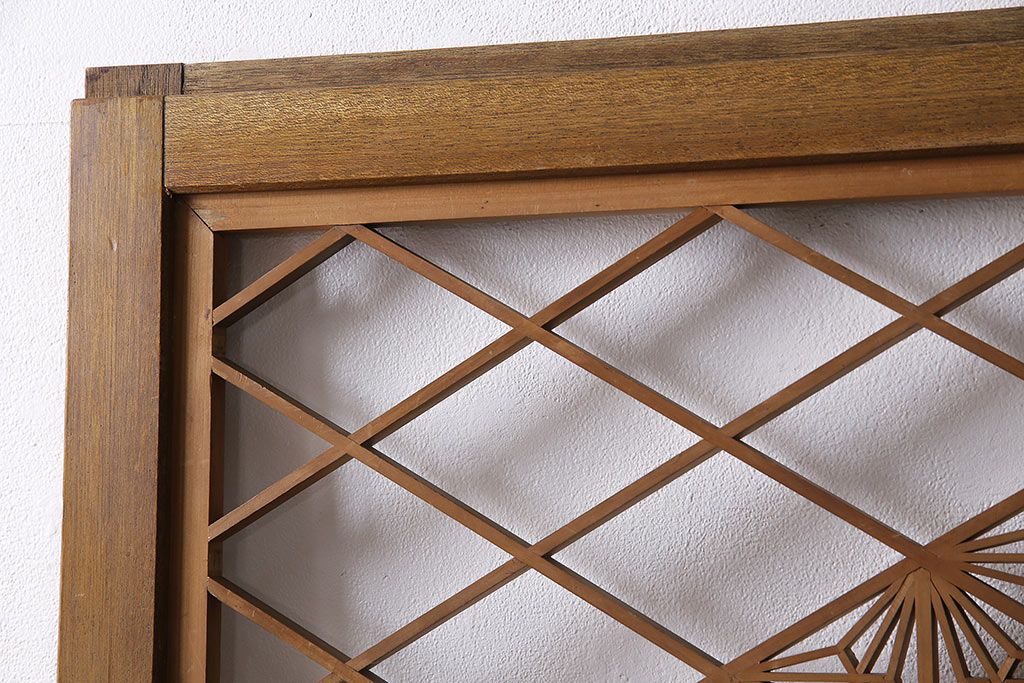 組子入りガラス戸をリペア&カスタム!設置場所に合わせてリサイズ。引手の移設。戸車を取り付け。1トーン落ち着いた色味に着色し仕上げ。(引き戸、建具)