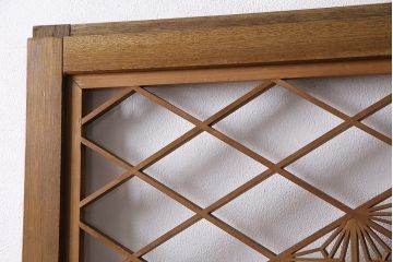 組子入りガラス戸をリペア&カスタム!設置場所に合わせてリサイズ。引手の移設。戸車を取り付け。1トーン落ち着いた色味に着色し仕上げ。(引き戸、建具)