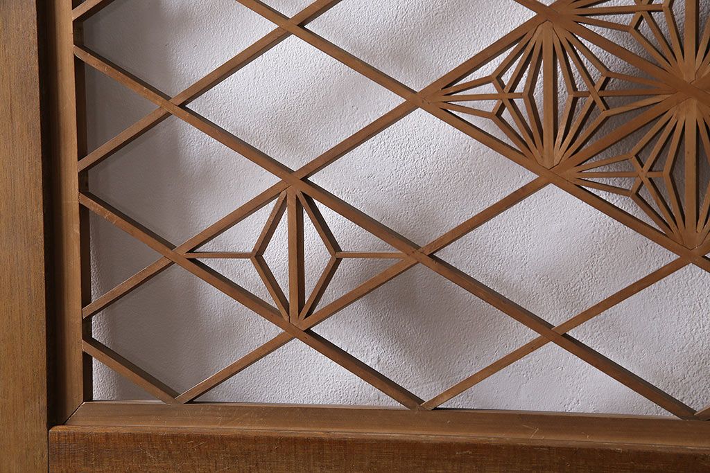 組子入りガラス戸をリペア&カスタム!設置場所に合わせてリサイズ。引手の移設。戸車を取り付け。1トーン落ち着いた色味に着色し仕上げ。(引き戸、建具)