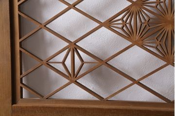 組子入りガラス戸をリペア&カスタム!設置場所に合わせてリサイズ。引手の移設。戸車を取り付け。1トーン落ち着いた色味に着色し仕上げ。(引き戸、建具)