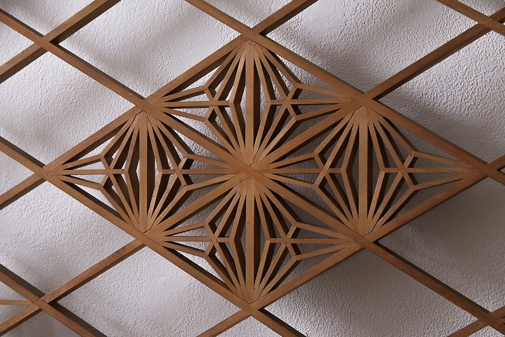 組子入りガラス戸をリペア&カスタム!設置場所に合わせてリサイズ。引手の移設。戸車を取り付け。1トーン落ち着いた色味に着色し仕上げ。(引き戸、建具)