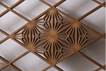 組子入りガラス戸をリペア&カスタム!設置場所に合わせてリサイズ。引手の移設。戸車を取り付け。1トーン落ち着いた色味に着色し仕上げ。(引き戸、建具)