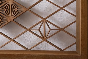 組子入りガラス戸をリペア&カスタム!設置場所に合わせてリサイズ。引手の移設。戸車を取り付け。1トーン落ち着いた色味に着色し仕上げ。(引き戸、建具)