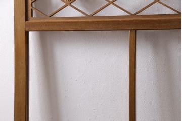 組子入りガラス戸をリペア&カスタム!設置場所に合わせてリサイズ。引手の移設。戸車を取り付け。1トーン落ち着いた色味に着色し仕上げ。(引き戸、建具)