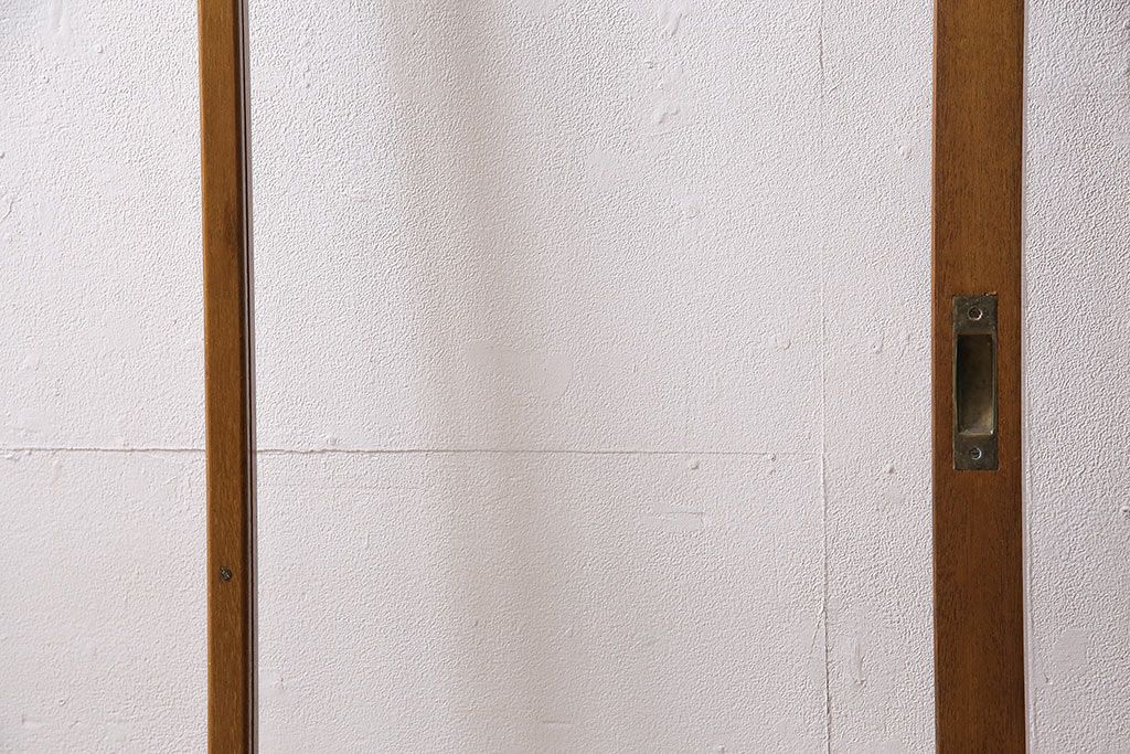 組子入りガラス戸をリペア&カスタム!設置場所に合わせてリサイズ。引手の移設。戸車を取り付け。1トーン落ち着いた色味に着色し仕上げ。(引き戸、建具)