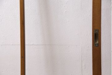 組子入りガラス戸をリペア&カスタム!設置場所に合わせてリサイズ。引手の移設。戸車を取り付け。1トーン落ち着いた色味に着色し仕上げ。(引き戸、建具)