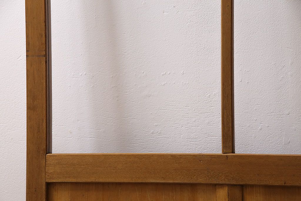 組子入りガラス戸をリペア&カスタム!設置場所に合わせてリサイズ。引手の移設。戸車を取り付け。1トーン落ち着いた色味に着色し仕上げ。(引き戸、建具)