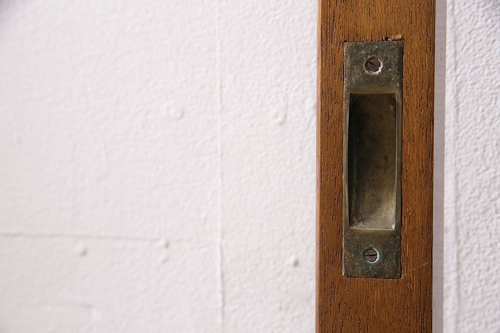 組子入りガラス戸をリペア&カスタム!設置場所に合わせてリサイズ。引手の移設。戸車を取り付け。1トーン落ち着いた色味に着色し仕上げ。(引き戸、建具)