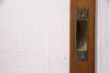 組子入りガラス戸をリペア&カスタム!設置場所に合わせてリサイズ。引手の移設。戸車を取り付け。1トーン落ち着いた色味に着色し仕上げ。(引き戸、建具)