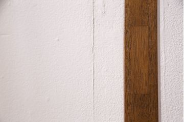 組子入りガラス戸をリペア&カスタム!設置場所に合わせてリサイズ。引手の移設。戸車を取り付け。1トーン落ち着いた色味に着色し仕上げ。(引き戸、建具)