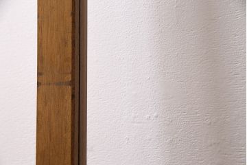 組子入りガラス戸をリペア&カスタム!設置場所に合わせてリサイズ。引手の移設。戸車を取り付け。1トーン落ち着いた色味に着色し仕上げ。(引き戸、建具)